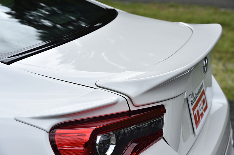 両サイドの「リヤサイドスポイラー」（税別1万4000円）とトランクリッド上の「リヤトランクスポイラー」（税別3万2000円）