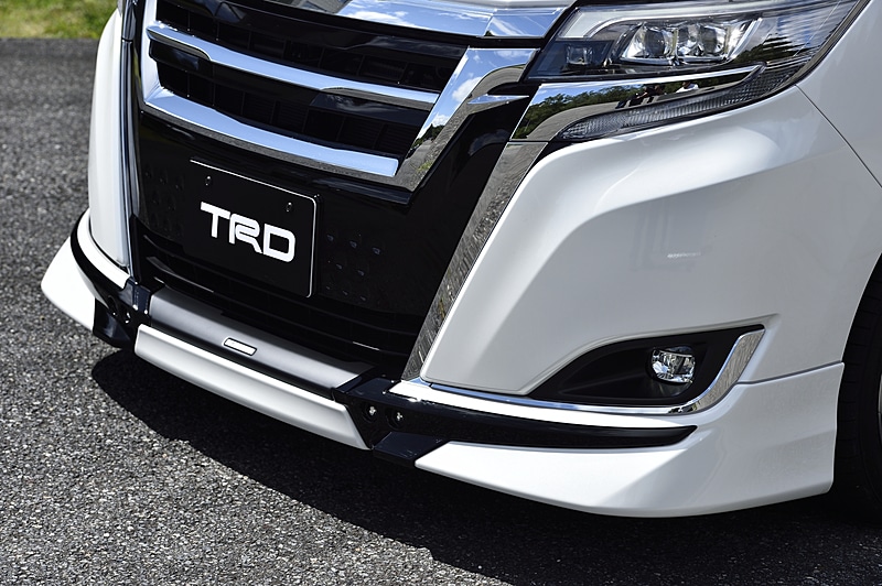 「フロントスポイラー（LED付）」（税別7万2000円）は、下側のブラックアウトされた部分にLEDを内蔵する