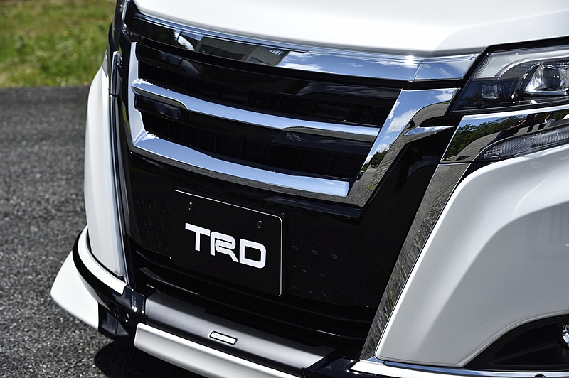 エスクァイアのフロントマスクの雰囲気を大きく変える「フロントグリル」（税別5万6000円）