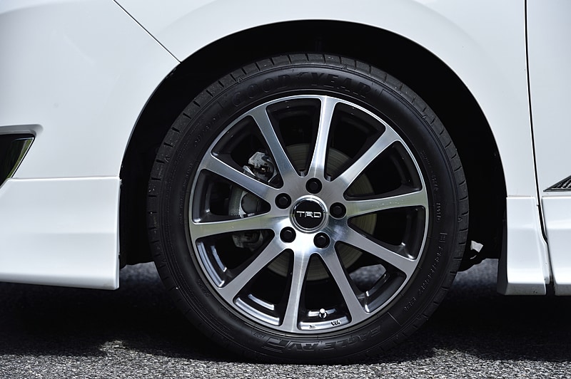 17インチアルミホイールの「TRD TF4A」（税別18万8000円/台）。試乗車にはグッドイヤーの「イーグル RV-F」（205/50 R17）が装着されていた