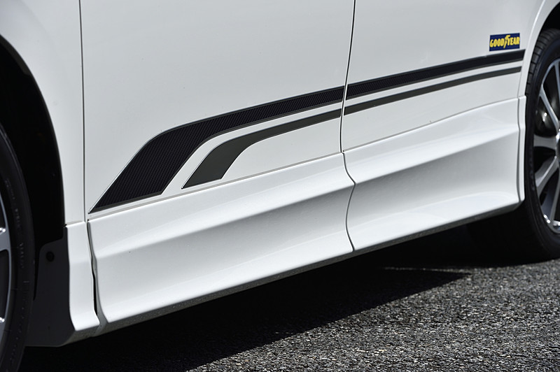 「リヤバンパースポイラー」（税別5万3000円）や「サイドスカート」（税別6万3000円）は、「フロントスポイラー（LED付）」とセットの「エアロパーツセット」（税別16万7000円）も用意される