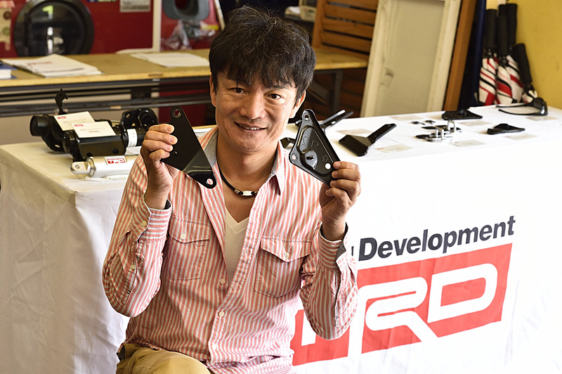 鉄板を曲げて成型している純正パーツブラケットを鋳鉄製のブレースに変更。厚さを増して強度を高め、ボディ剛性アップを果たす