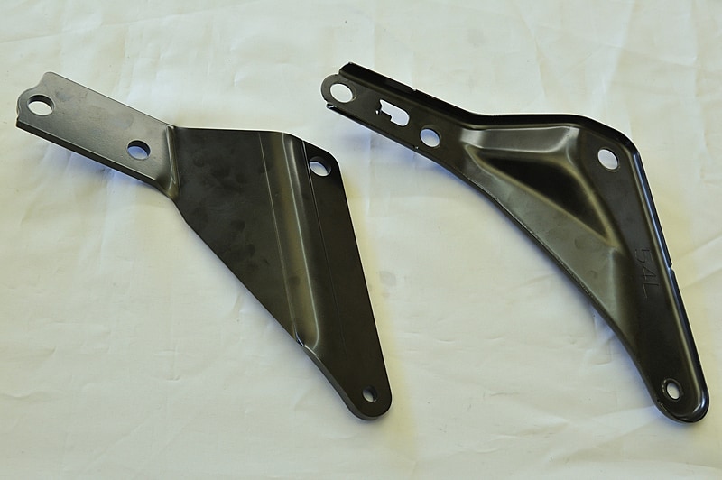 鉄板を曲げて成型している純正パーツブラケットを鋳鉄製のブレースに変更。厚さを増して強度を高め、ボディ剛性アップを果たす