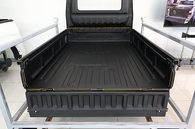 ホンダ アクティ・トラックの荷台保護パネル。荷台部分は全体が1枚の樹脂素材から作られており、それをトリミングして分割している構造