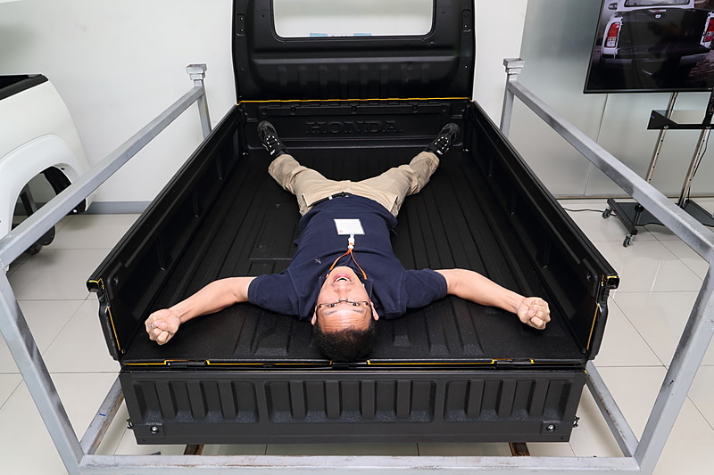 筆者が大の字になって寝そべることができる広さの巨大な製品