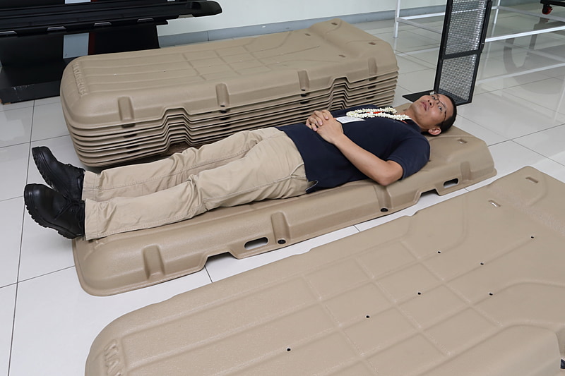 寝心地はベッドや布団とまでは当然いかないが、適度にたわむので寝返りを防げそう。身長177cmの筆者だと足首から下がはみ出る程度のサイズだが、この程度なら気にならない