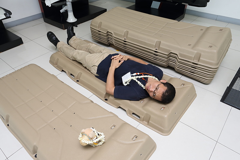 ホンダアクセスのマスコットキャラ「はっくるべあ～ くるタム」となぜか見つめ合う筆者