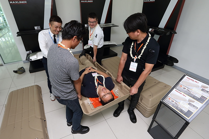 大人が4人いれば問題なく運べる。長時間持ち上げていると手が少し痛くなるので、タオルを巻くなどしたほうがいいかもしれない