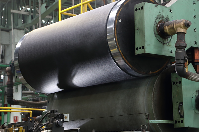 加工用の樹脂素材である高密度ポリエチレンの“板”を成型している