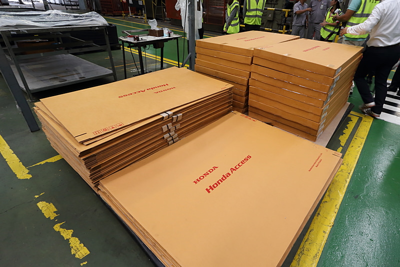 梱包されたトランクトレイ。ホンダアクセスロゴの入ったダンボールで出荷される