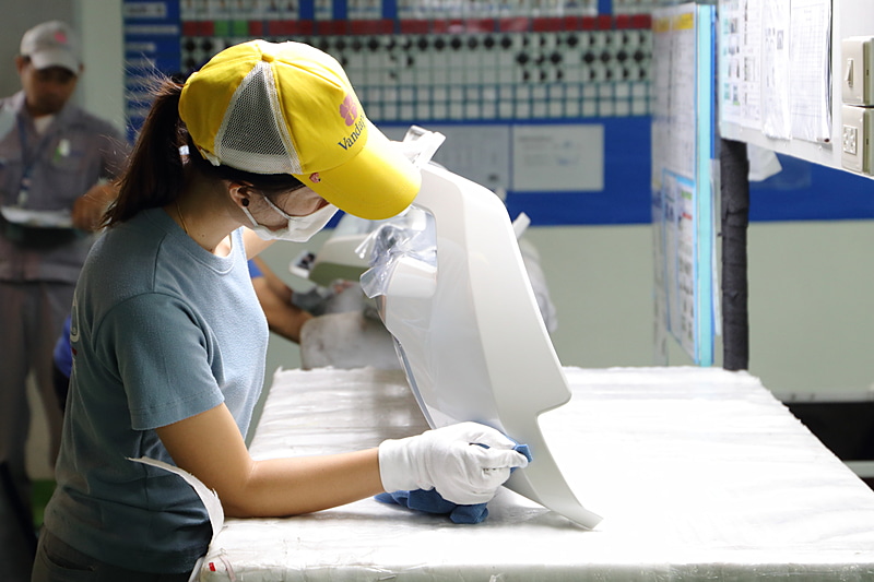 細かな傷がないか丹念にチェックしたうえで出荷される