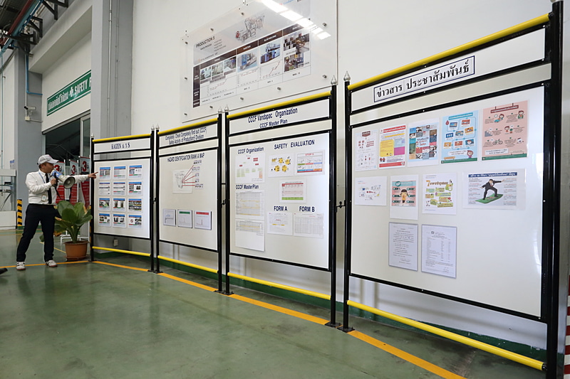 工場内に「KAIZEN」活動に関わる資料を掲示している