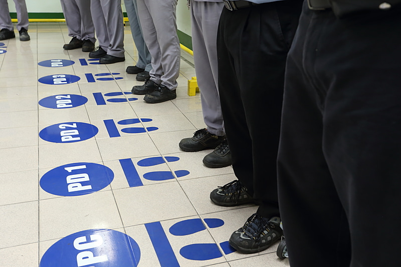 「ASAKAI」を実施する部屋。各部門のリーダー、担当者らが毎朝10時に集まり、30分間互いの前日の進捗や問題点などを報告し合う