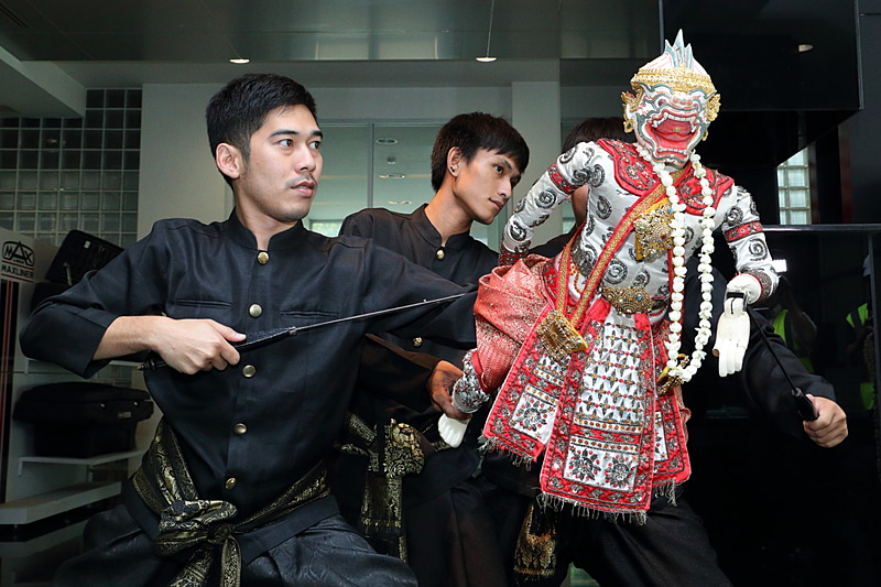 唐突に始まった取材陣を歓迎するタイの伝統芸能である人形浄瑠璃。「ラコン・フン」と呼ばれているようだ