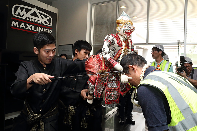 首に花飾りをかけていただいた