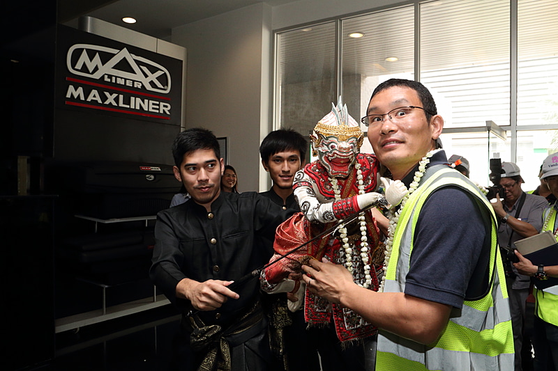 首に花飾りをかけていただいた