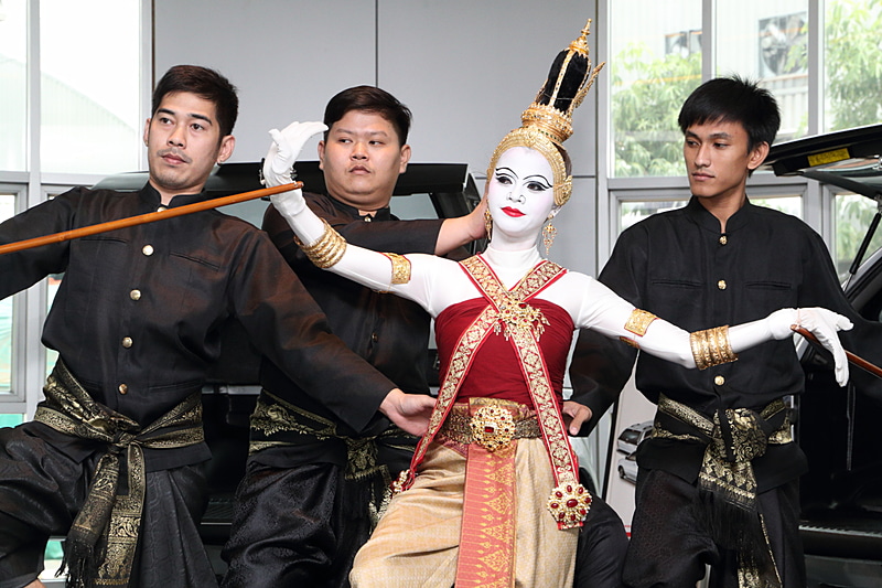 ……かと思いきや、本物の人間が演じていた。現代的にアレンジされた人形浄瑠璃だという。人形に見せかけて人間を操るという、シュールさを狙ったものだとか