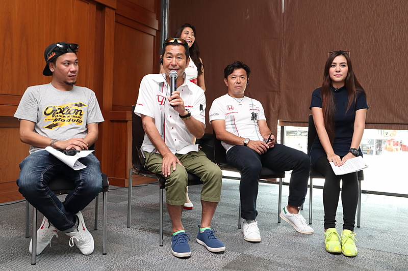 説明会でアドバイスする土屋氏