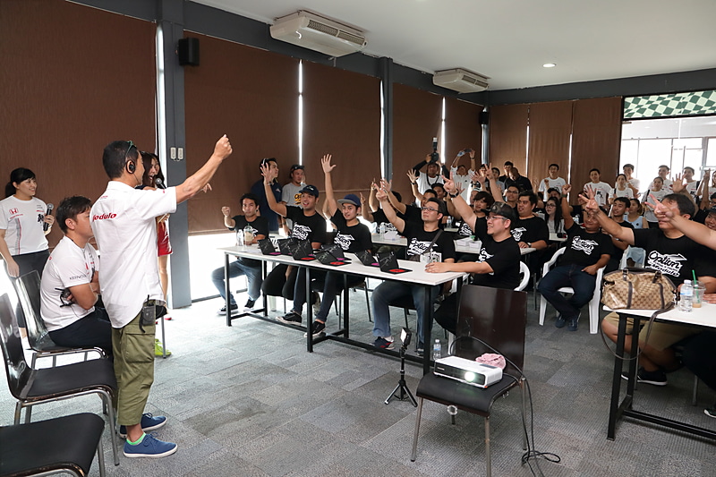 じゃんけん大会などで土屋氏のサイン入りDVD作品が参加者に贈られた