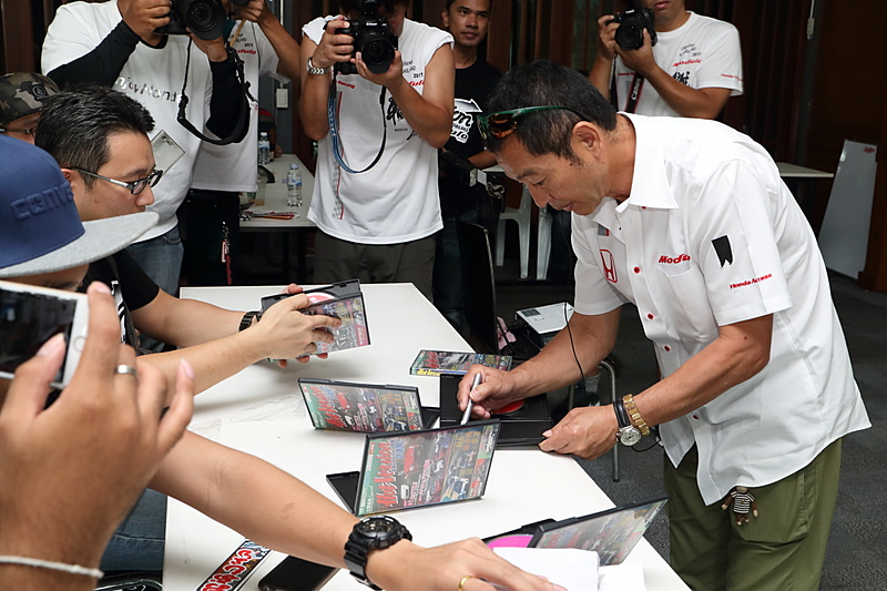 じゃんけん大会などで土屋氏のサイン入りDVD作品が参加者に贈られた