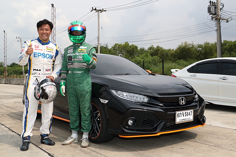 クルマに乗り込む直前の松浦選手と土屋氏