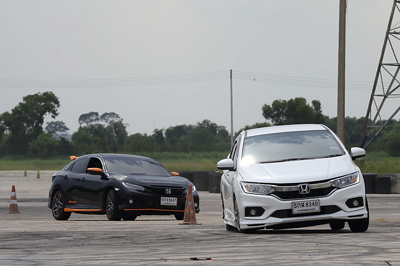 最初に参加者を1度に数名ずつ乗せて同乗走行を行なった