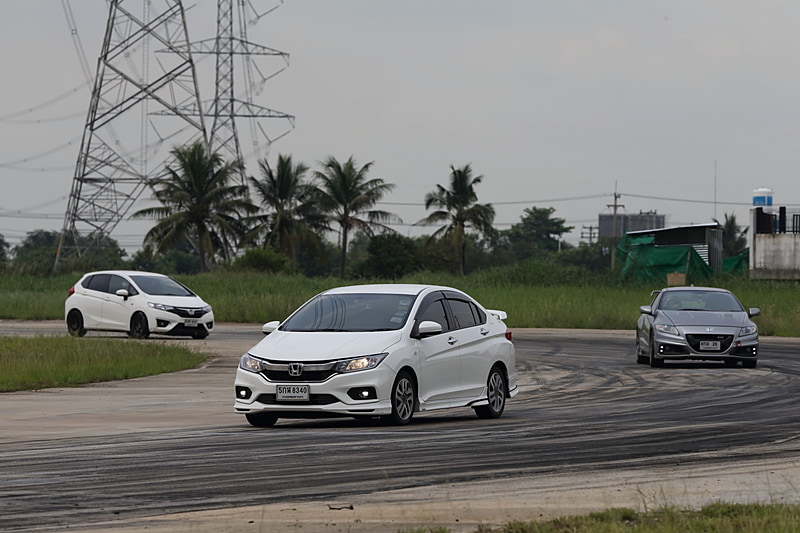 続いて先導走行が開始。ユーザー自身のクルマで思いきり走る