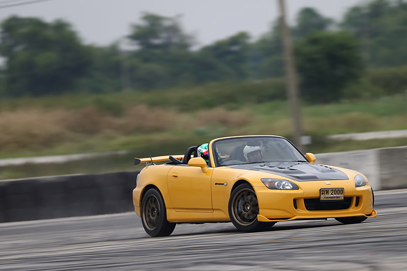 先導走行の終了後、土屋氏がユーザー所有のS2000を借りてドリフト走行のデモ