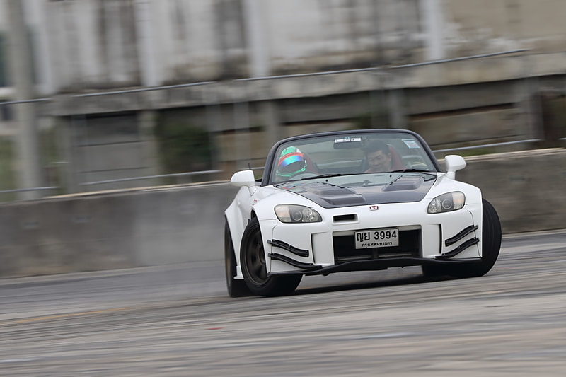 タイヤから白煙を上げながら回転した