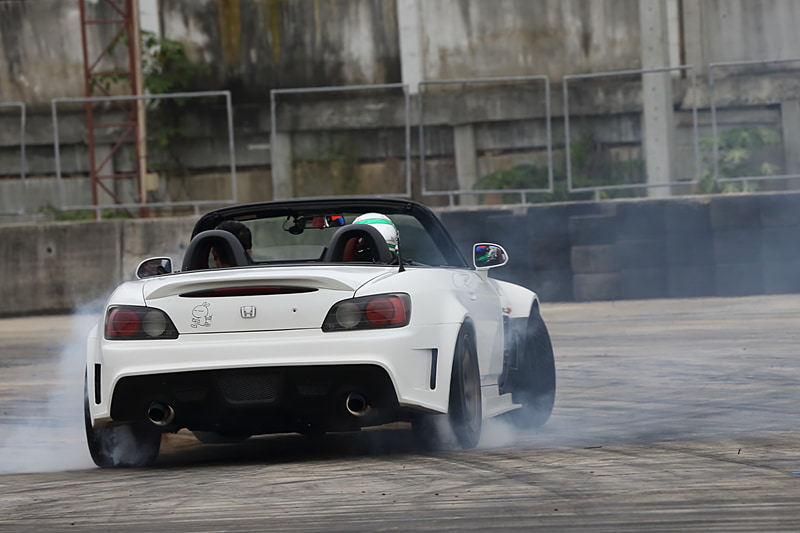 タイヤから白煙を上げながら回転した