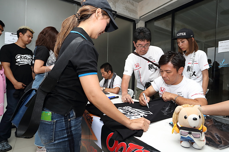 最後は2人によるサイン会。思い思いの場所にサインをもらっていた