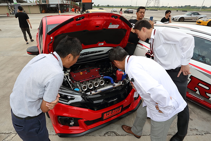 イベントに参加した車両のなかには、思わずホンダアクセスのスタッフらも注目してしまうレアな改造を施したものも。エンジン載せ換え、ロールケージ装備、ホイール等の車種流用など、オーナーによると改造費は1000万円相当になるという