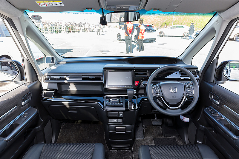 9インチの大画面を持つナビゲーションや専用本革巻セレクトレバーなどを装備