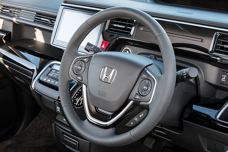 ステアリング周辺にはピアノブラック調の専用加飾を装備。高い質感を持つ仕上がりとなっている