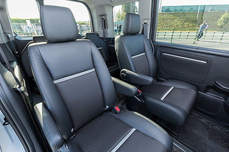 フロントシートはModulo Xのロゴ入り。2018年モデルではシート表皮がより滑りにくい素材に変更されている