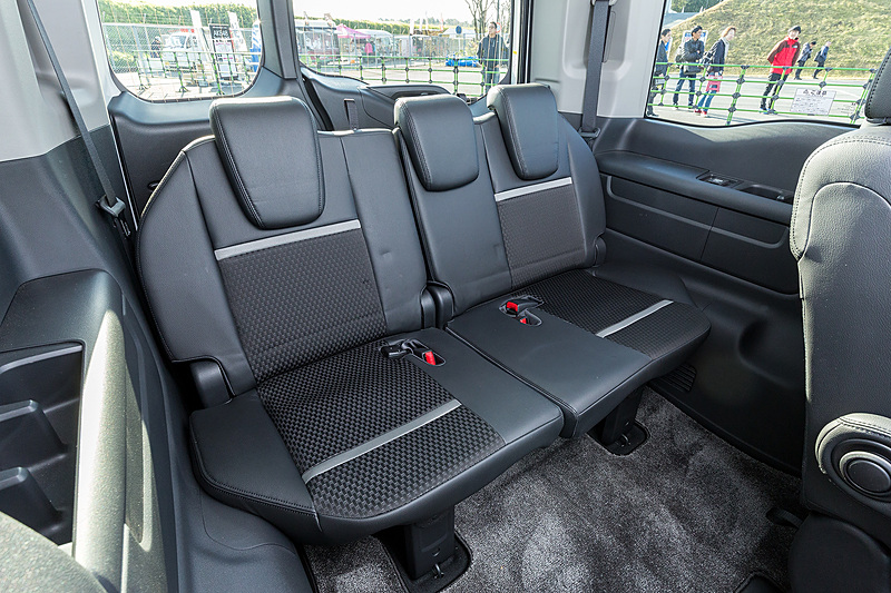 フロントシートはModulo Xのロゴ入り。2018年モデルではシート表皮がより滑りにくい素材に変更されている