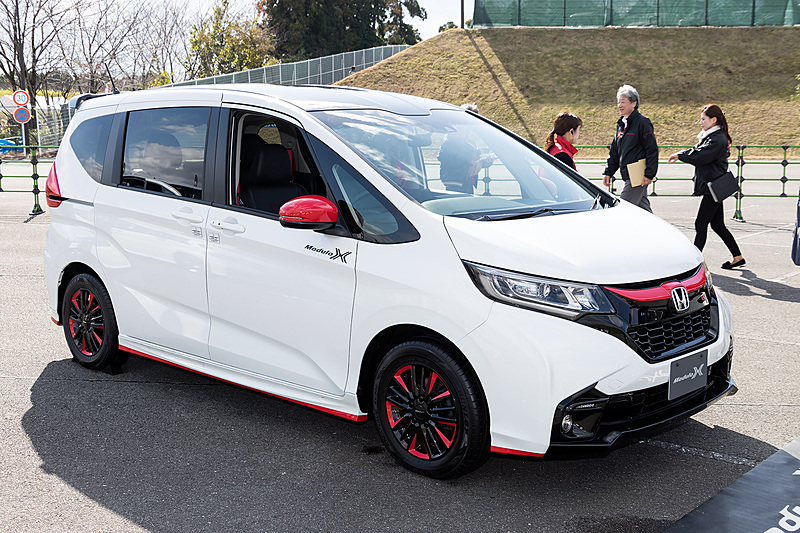 フロントグリル、エアロバンパー、アルミホイールなどが変更されているFREED Modulo X Concept