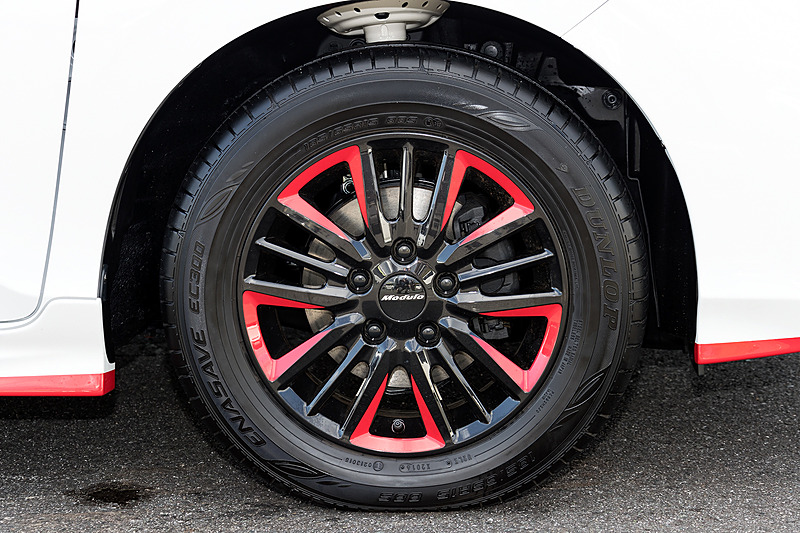 赤いアクセントカラーの効果は大きく、エアロパーツと相まって存在感のあるスタイリングを演出