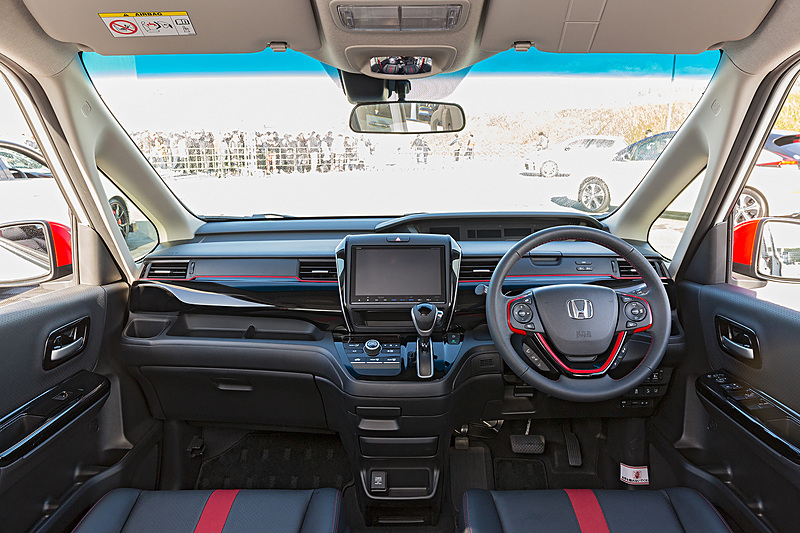 インテリアはピアノブラックの加飾と赤い差し色のコンビネーション