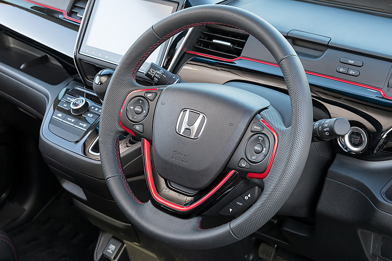 インテリアはピアノブラックの加飾と赤い差し色のコンビネーション