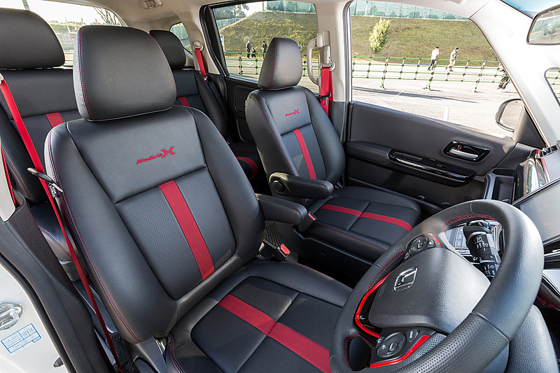 シートは中央に赤いラインが入るほかステッチも赤色。シートベルトも同色でコーディネートされインパクト大