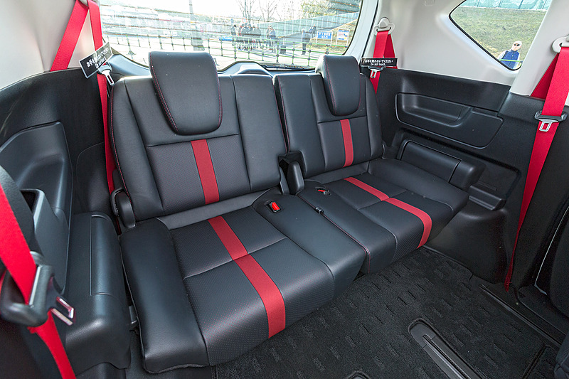 シートは中央に赤いラインが入るほかステッチも赤色。シートベルトも同色でコーディネートされインパクト大