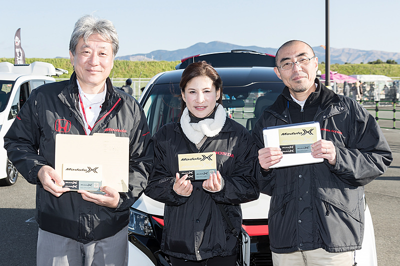 来場者にはスタッフからステッカーがプレゼントされた