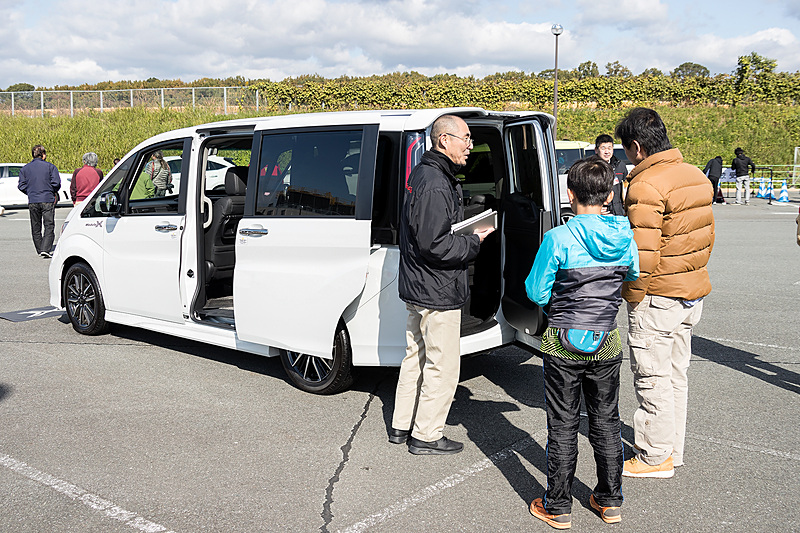 子供が多いファミリーにはステップワゴンのわくわくゲートが人気