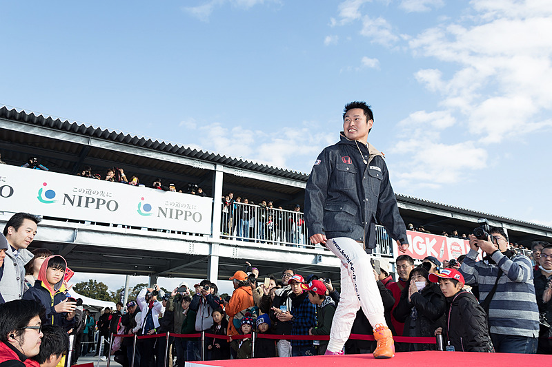 ピットウォークでは登場するドライバーを間近で見ることができた