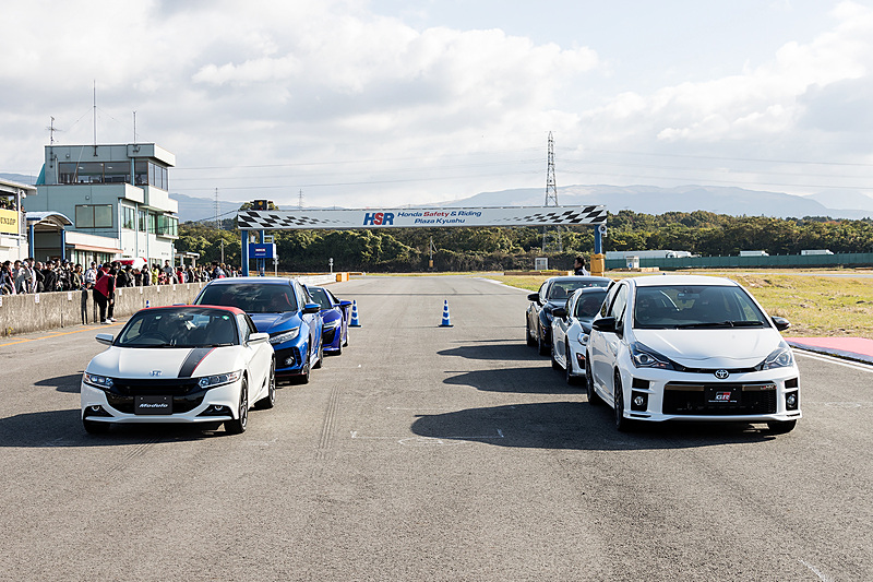 両陣営のドライバーがくじ引きで決まったクルマに乗って対決するドリームマッチ