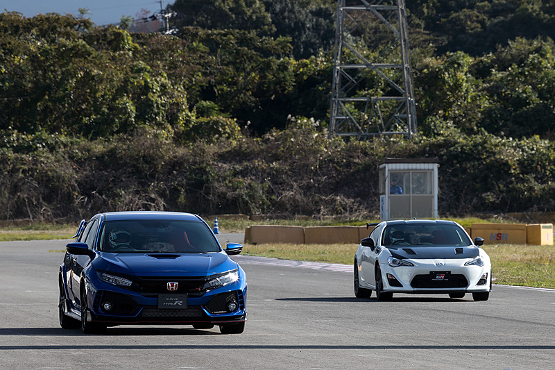 ピットウォークでは登場するドライバーを間近で見ることができた