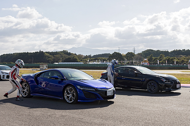 ピットウォークでは登場するドライバーを間近で見ることができた