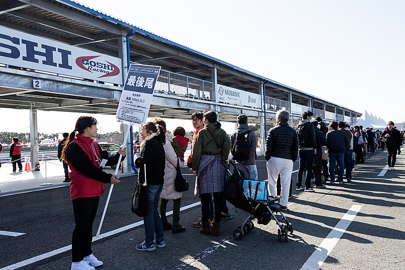 午前1回、午後2回の計3回が用意されていたものの、各回での抽選開始時には長蛇の列となったスポーツカーエクスペリエンス
