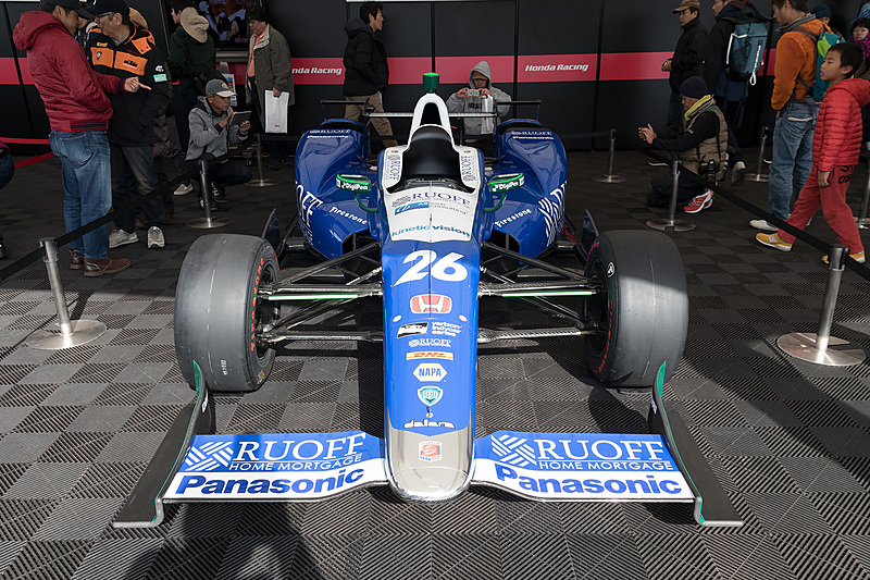 レーシングカーの展示コーナーには佐藤琢磨選手がインディ500で駆ったマシンも